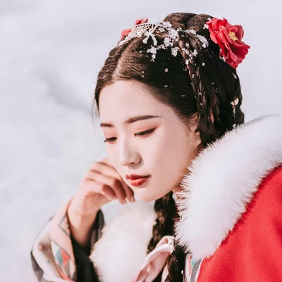 風(fēng)雪中紅披風(fēng)女生頭像，唯美古風(fēng)真人頭像