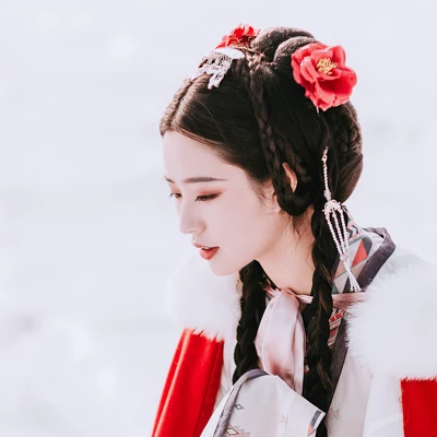 風(fēng)雪中紅披風(fēng)女生頭像，唯美古風(fēng)真人頭像