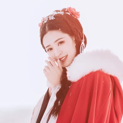 風(fēng)雪中紅披風(fēng)女生頭像，唯美古風(fēng)真人頭像