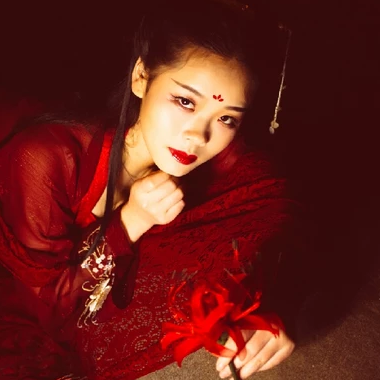 夜晚彼岸花紅衣女生頭像，唯美古風(fēng)真人頭像