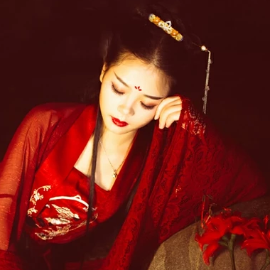 夜晚彼岸花紅衣女生頭像，唯美古風(fēng)真人頭像