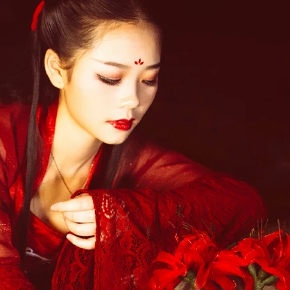 夜晚彼岸花紅衣女生頭像，唯美古風(fēng)真人頭像