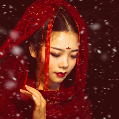 夜晚彼岸花紅衣女生頭像，唯美古風(fēng)真人頭像