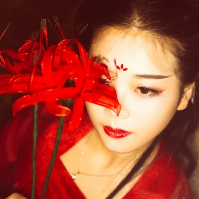 夜晚彼岸花紅衣女生頭像，唯美古風(fēng)真人頭像