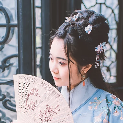 文藝藍(lán)衣帶團(tuán)扇女生頭像，唯美古風(fēng)真人頭像