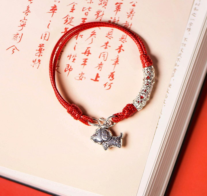雕花狗生肖手鏈，本命年紅繩銀手鏈飾品
