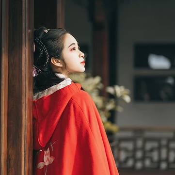 古典紅披風女生頭像,唯美古風真人頭像