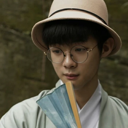 文藝小生帶折扇男生頭像，唯美古風真人頭像