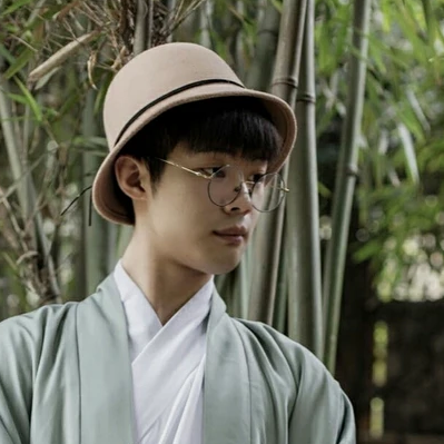 文藝小生帶折扇男生頭像，唯美古風真人頭像