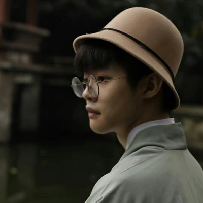 文藝小生帶折扇男生頭像，唯美古風真人頭像