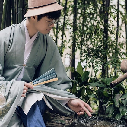 文藝小生帶折扇男生頭像，唯美古風真人頭像