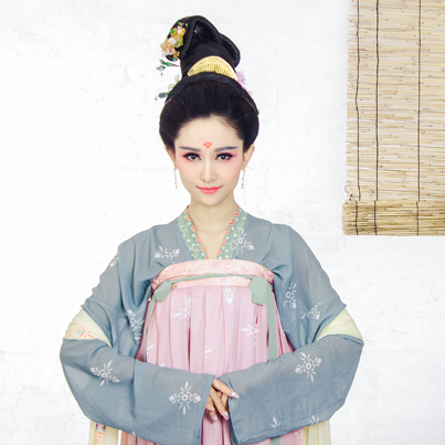 素雅帶團扇女生頭像，唯美古風真人頭像