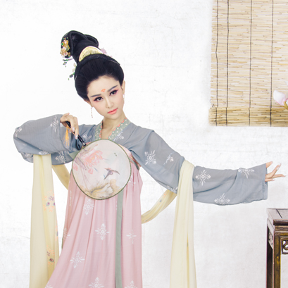 素雅帶團扇女生頭像，唯美古風真人頭像