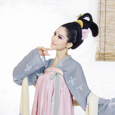 素雅帶團扇女生頭像，唯美古風真人頭像