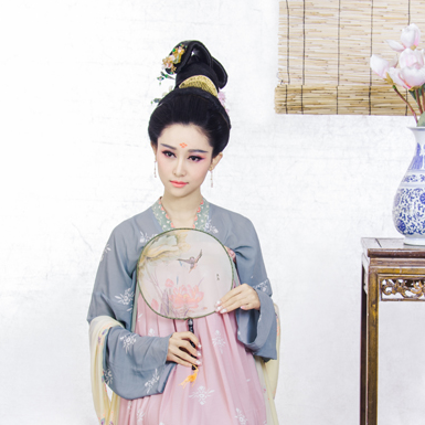 素雅帶團扇女生頭像，唯美古風真人頭像