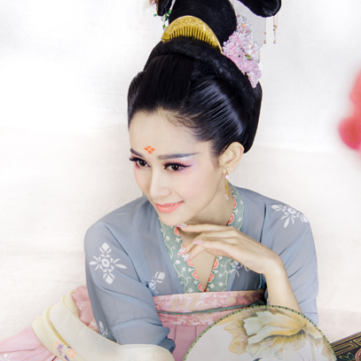 素雅帶團扇女生頭像，唯美古風真人頭像