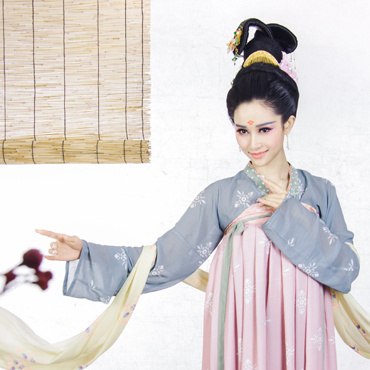 素雅帶團扇女生頭像，唯美古風真人頭像