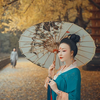 銀杏葉帶團(tuán)扇和傘女生頭像，唯美古風(fēng)真人頭像