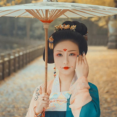 銀杏葉帶團(tuán)扇和傘女生頭像，唯美古風(fēng)真人頭像