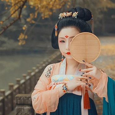 銀杏葉帶團(tuán)扇和傘女生頭像，唯美古風(fēng)真人頭像