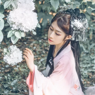 粉蝶花朵帶團扇女生頭像，唯美古風真人頭像