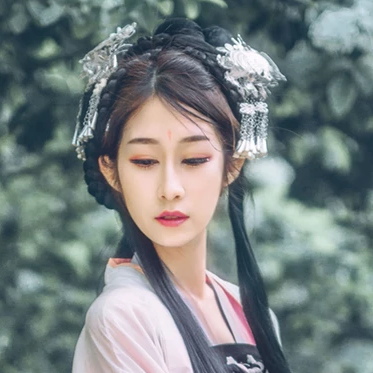 粉蝶花朵帶團扇女生頭像，唯美古風真人頭像