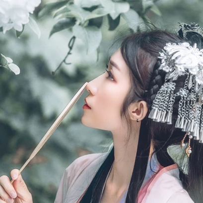 粉蝶花朵帶團扇女生頭像，唯美古風真人頭像