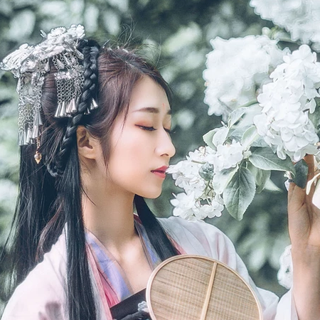 粉蝶花朵帶團扇女生頭像，唯美古風真人頭像