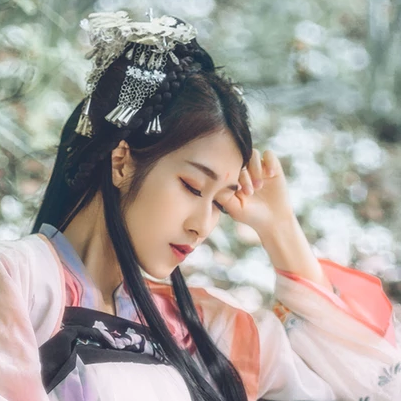 粉蝶花朵帶團扇女生頭像，唯美古風真人頭像