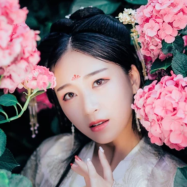 花團(tuán)錦簇帶團(tuán)扇女生頭像，唯美古風(fēng)真人頭像