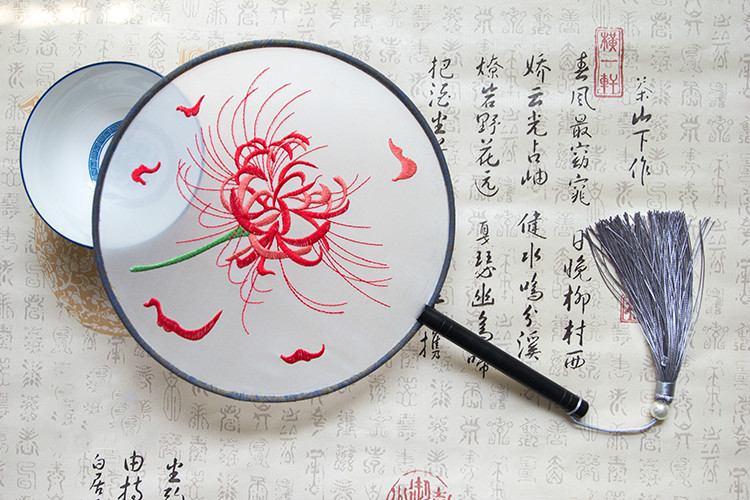 嬌艷彼岸花刺繡古風(fēng)團(tuán)扇，復(fù)古繡花工藝扇子