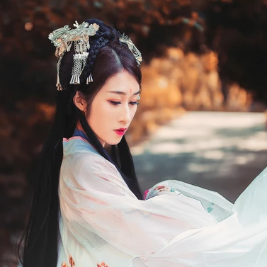 秋意氣質(zhì)帶團扇女生頭像，唯美古風真人頭像