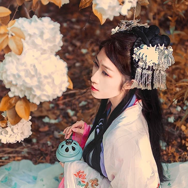 秋意氣質(zhì)帶團扇女生頭像，唯美古風真人頭像