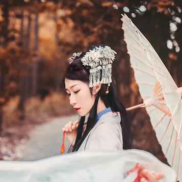 秋意氣質(zhì)帶團扇女生頭像，唯美古風真人頭像