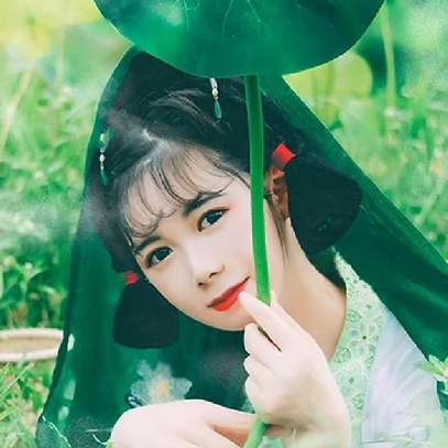 翠綠荷葉蓮花女生頭像，唯美古風真人頭像