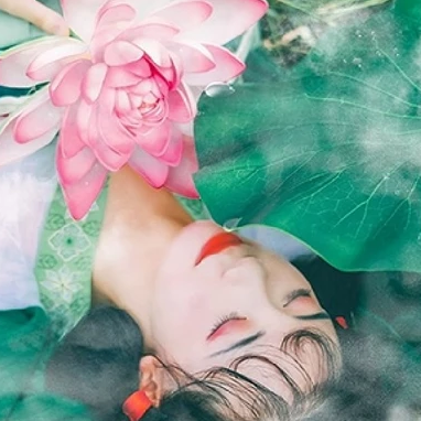 翠綠荷葉蓮花女生頭像，唯美古風真人頭像