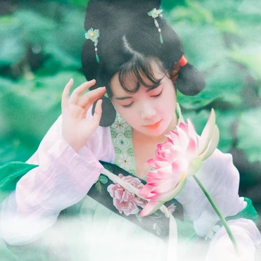 翠綠荷葉蓮花女生頭像，唯美古風真人頭像