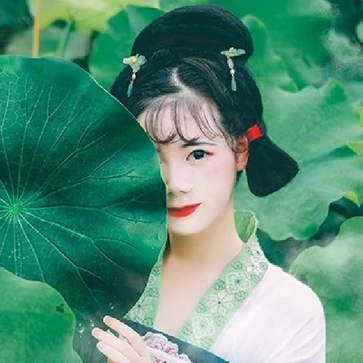 翠綠荷葉蓮花女生頭像，唯美古風真人頭像