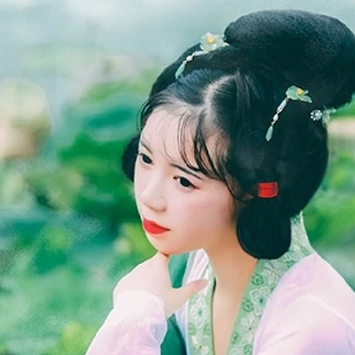 翠綠荷葉蓮花女生頭像，唯美古風真人頭像