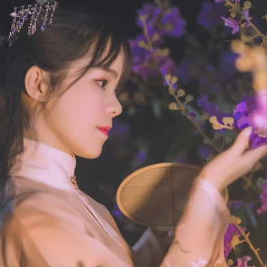 紫薇花開帶團扇女生頭像，唯美古風(fēng)真人頭像
