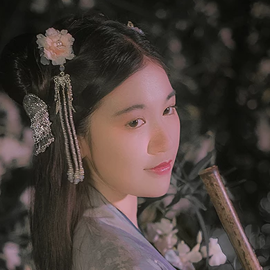 夜晚迷人花朵女生頭像，唯美古風(fēng)真人頭像