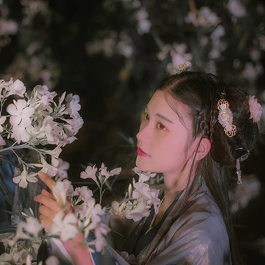 夜晚迷人花朵女生頭像，唯美古風(fēng)真人頭像