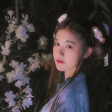 夜晚迷人花朵女生頭像，唯美古風(fēng)真人頭像