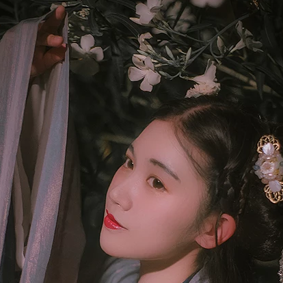 夜晚迷人花朵女生頭像，唯美古風(fēng)真人頭像