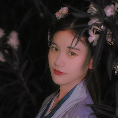 夜晚迷人花朵女生頭像，唯美古風(fēng)真人頭像