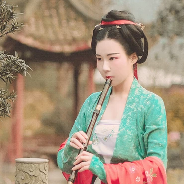 文藝吹笛女生頭像，唯美古風(fēng)真人頭像