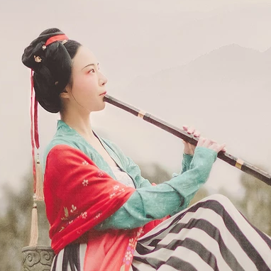 文藝吹笛女生頭像，唯美古風(fēng)真人頭像