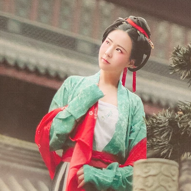 文藝吹笛女生頭像，唯美古風(fēng)真人頭像