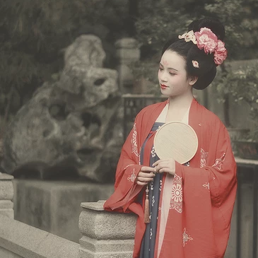 唐園帶團扇女生頭像，唯美古風真人頭像