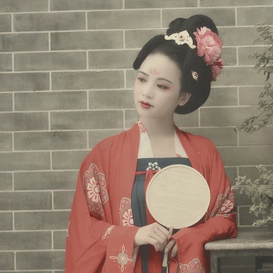 唐園帶團扇女生頭像，唯美古風真人頭像